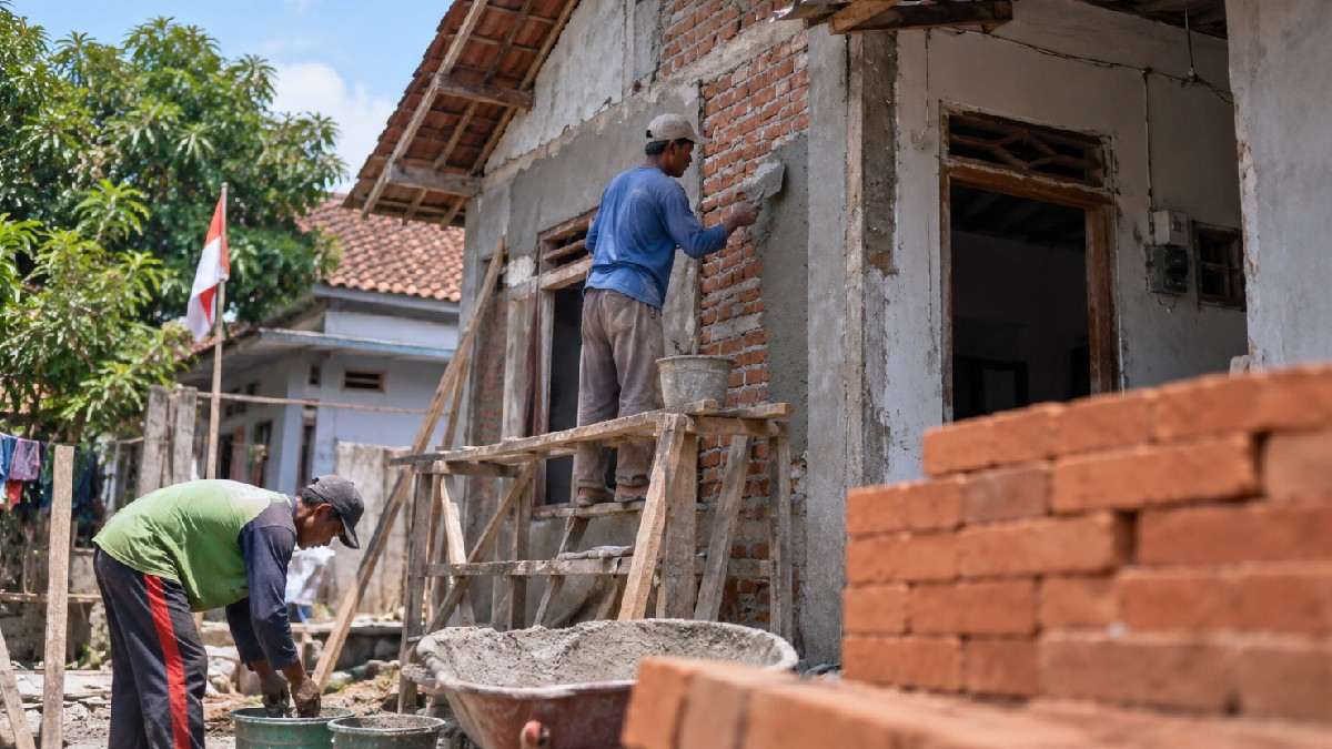 Ilustrasi renovasi rumah untuk meningkatkan kualitas hunian masyarakat. Foto: Ilustrasi AI, bukan foto dokumentasi kejadian nyata. Sumber: Ilustrasi AI/Nihon.id.